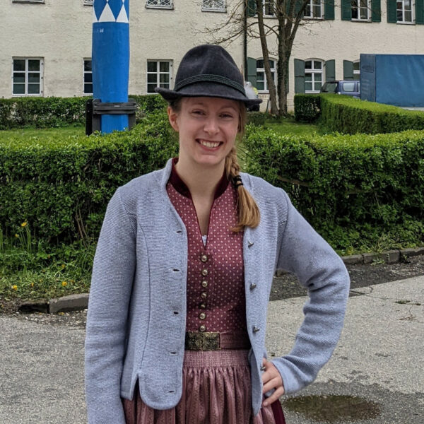 Geschäftsführerin und Deutschlehrerin Silke im Dirndl